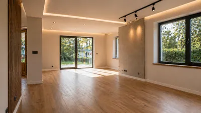 Wykończony salon z parkietem i oświetleniem podtynkowym — Budowa Projekt Olsztyn